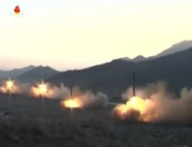 Η στιγμή που η Β.Κορέα εκτοξεύει ταυτόχρονα 4 βαλλιστικούς πυραύλους (βίντεο)